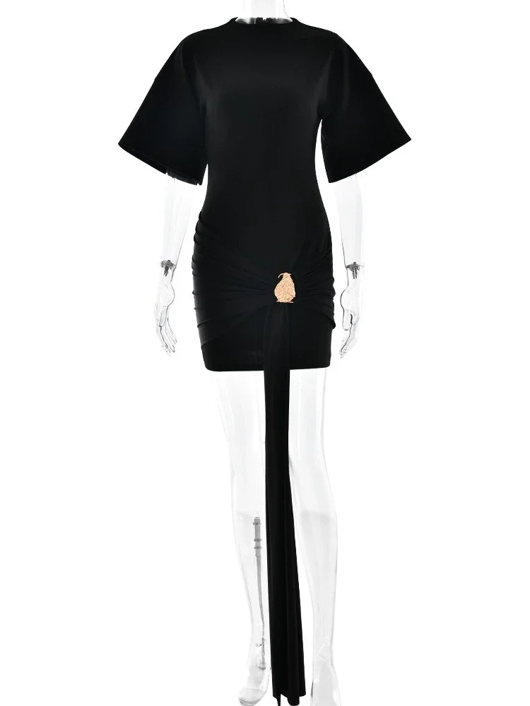 Chaxiaoa moda manga curta ruched sexy mini vestido feminino elegante decoração de metal sólido o pescoço cintura alta vestidos clube novo