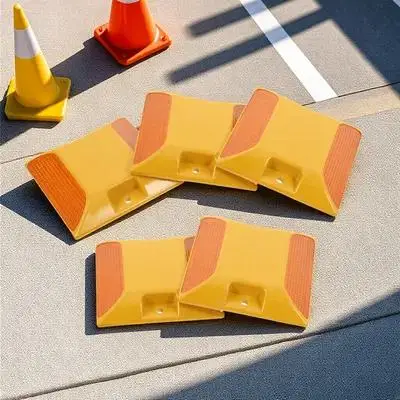 5 قطع من مصارف الطرق بتصميم عاكس للضوء من البلاستيك شديد التحمل للممرات وعلامات السلامة عالية الوضوح لحركة المرور