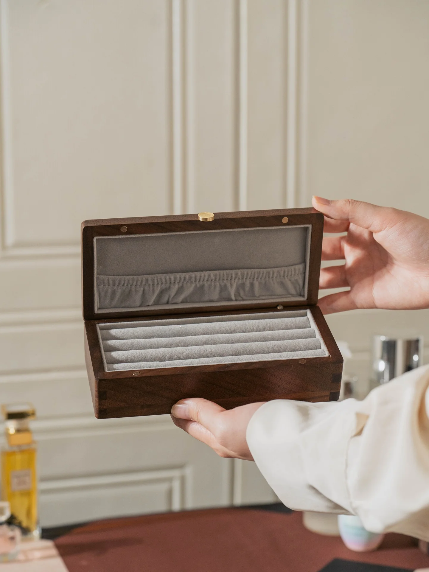 

Портативный набор органайзеров для украшений: большой браслетница-кейс и маленький футляр для длинных украшений с защитой от окисления для ожерелий и браслетов