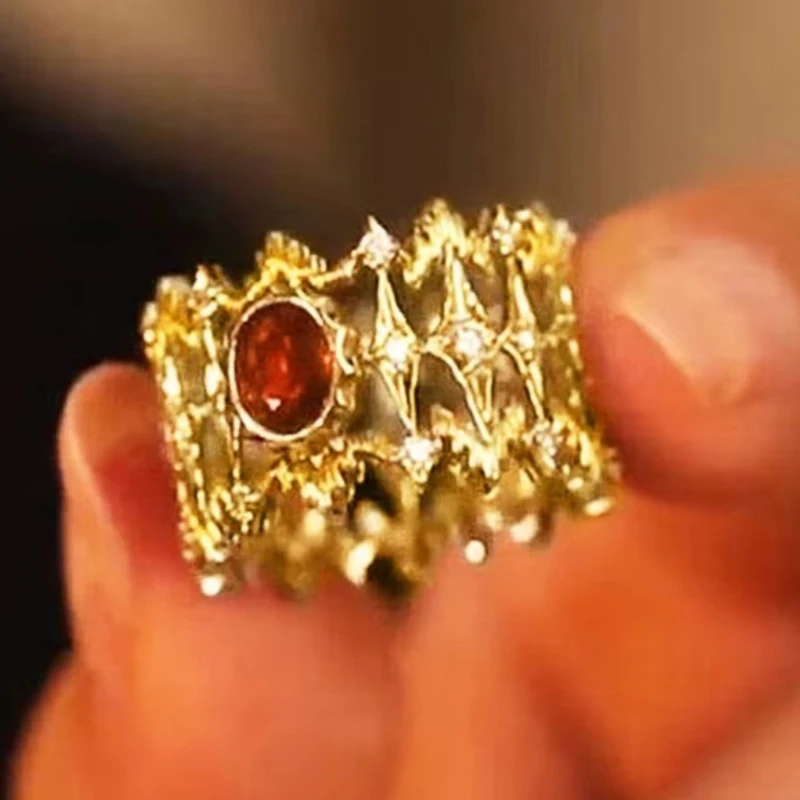 Huitan Wunderschöne Frauen Hohl Ringe mit Roten Zirkonia Gold Farbe Luxus Hochzeit Verlobung Party Trendy Weiblichen Schmuck