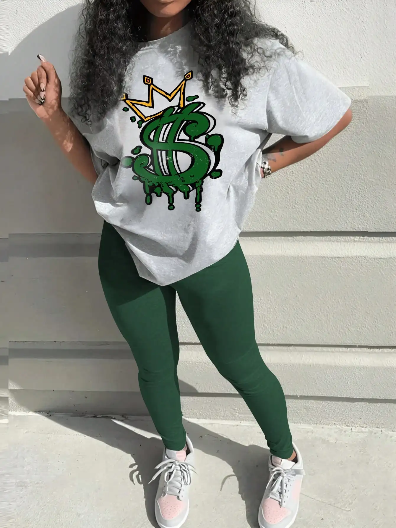 

Повседневный комплект из футболки с короткими рукавами и леггинсов с принтом короны и доллара для женщин