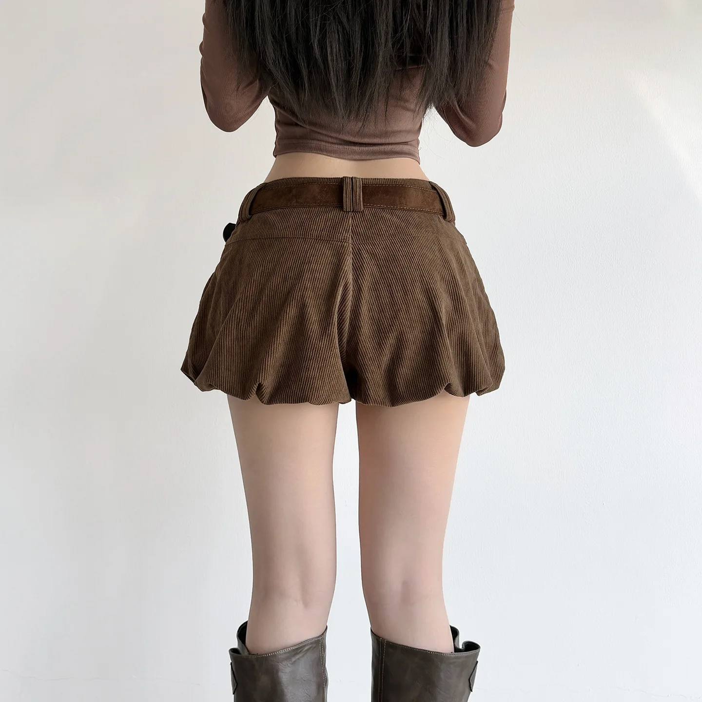 Autumn Korean style sweet and spicy new corduroy flower bud low waist design belt accessories shorts