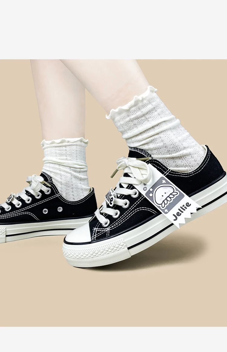 Amy und Michael Damen-Sneaker mit niedrigem Schaft und niedlichem Quallen-Cartoon-Motiv, schwarze Schnür-Sneaker, Y2K Kawaii Mädchen-Freizeitschuhe mit Vulkanisierung – Detail 7