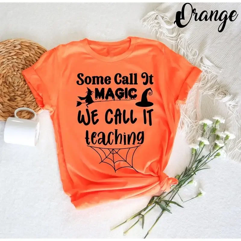 Algunos la Llaman Magia, Nosotros la Enseñamos, Camiseta de Bruja, Maestra Espeluznante, Divertida, Fantasma, Escuela, Fiesta de Halloween