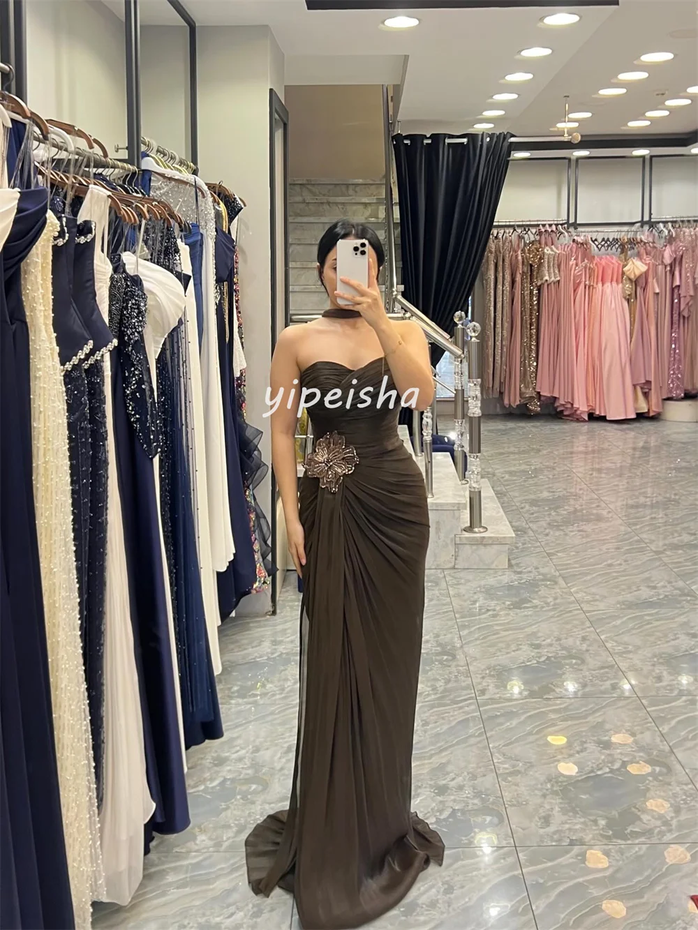 Sukienki wieczorowe retro, długie, bez ramiączek, proste, z szyfonu, z plisami, drapowane, z ręcznie robionymi kwiatami, zdobione koralikami i cekinami, na zamówienie.