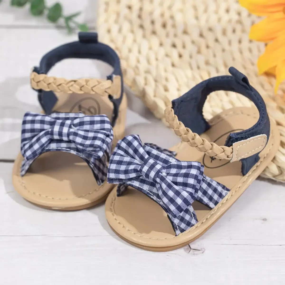 Sommer neue rutsch feste weiche Unterseite gewebte Baby atmungsaktive Sandalen Bowknot Gummi boden Wanderschuhe Mode zweifarbigen Gartens chuh