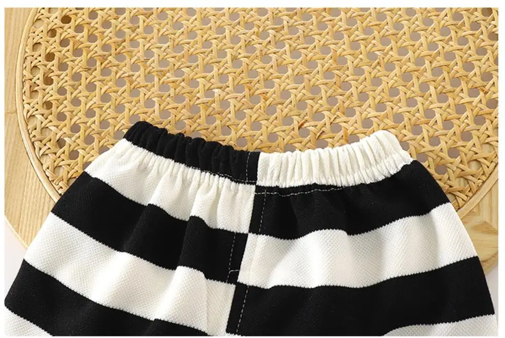 Neues koreanisches Kinder-Set für Jungen und Mädchen, Sommer-Set mit gestreiftem Rundhalsausschnitt, Revers, kurzen Ärmeln und Shorts, lässiges zweiteiliges Set – Detail 12