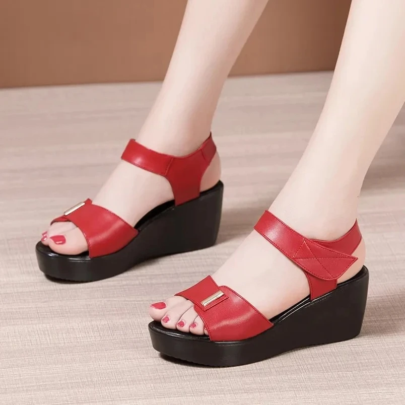 2025 حجم صغير 32-43 مريح ميد الكعوب أحذية من الجلد الناعم الصيف منصة مكتنزة عادية أسافين الصنادل لمكتب الشاطئ أمي