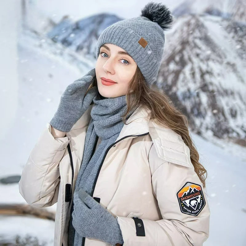 2025 Cappelli, sciarpe, guanti, set di tre pezzi, pelliccia calda, guanti invernali da uomo e da donna in stile britannico, guanti a maglia spessa, cappelli