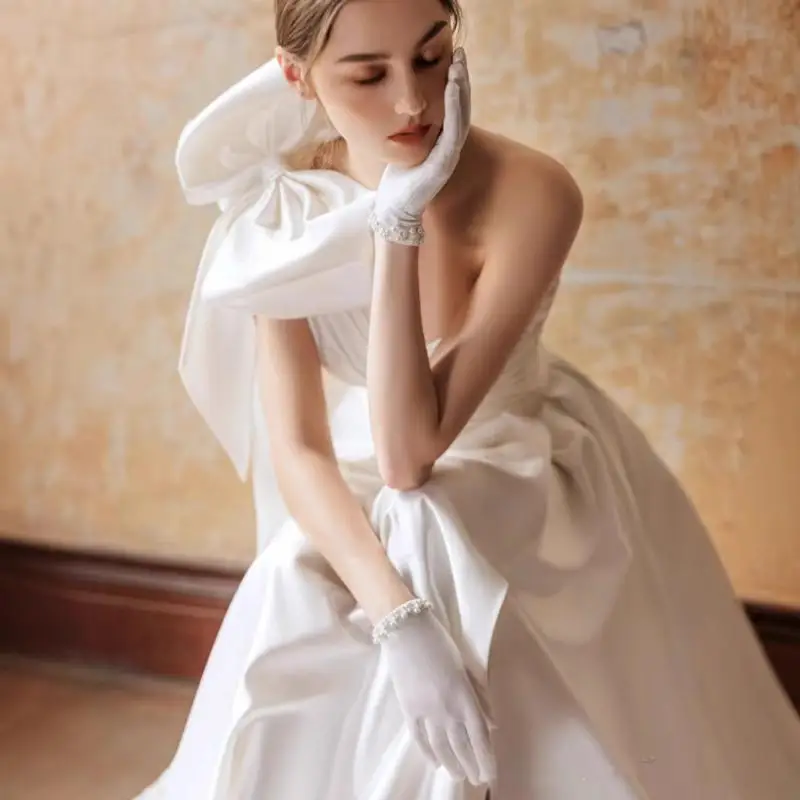 فستان زفاف بفيونكة كتف واحدة من الساتان ورقبة على شكل حرف V بسيط قبالة الكتف فستان مأدبة الخطوبة بفتحة وذيل مخصص