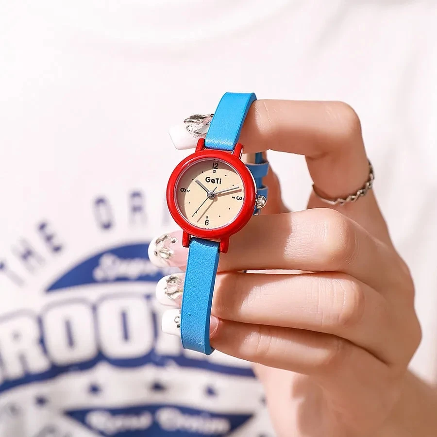 ساعة ليتل وايلد بيري أنثى Ins طالب المدرسة الثانوية يمكن الوصول إليها الفاخرة المتخصصة الألوان المتناقضة أنيقة عالية القيمة ساعة كوارتز مدمجة