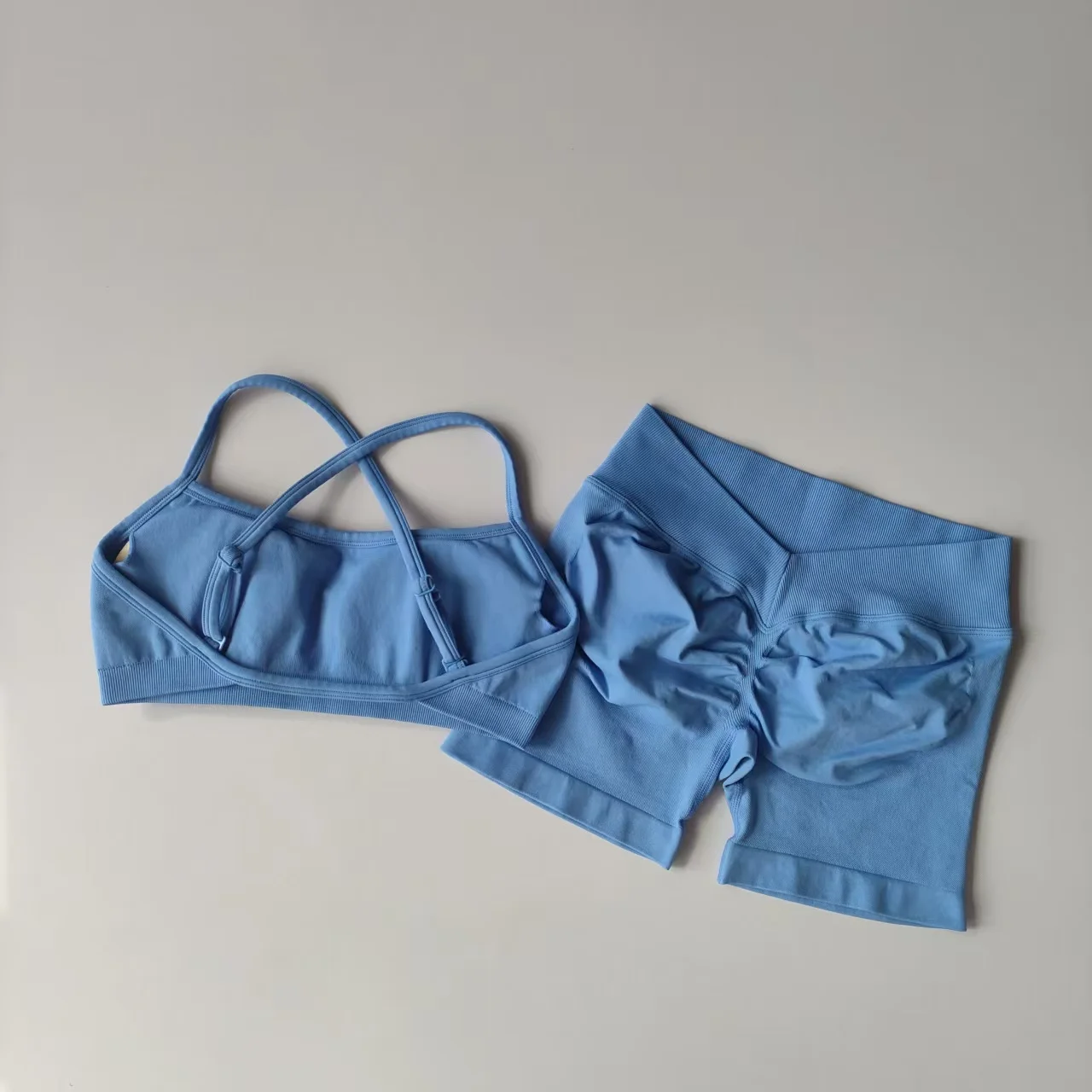 Nahtloses 2-teiliges Leggings-Set für Damen, nahtloses Yoga-Set, hochtaillierte Shorts mit Scrunch-Effekt und Neckholder-Sport-BH, Trainingsanzug für das Fitnessstudio – Detail 9