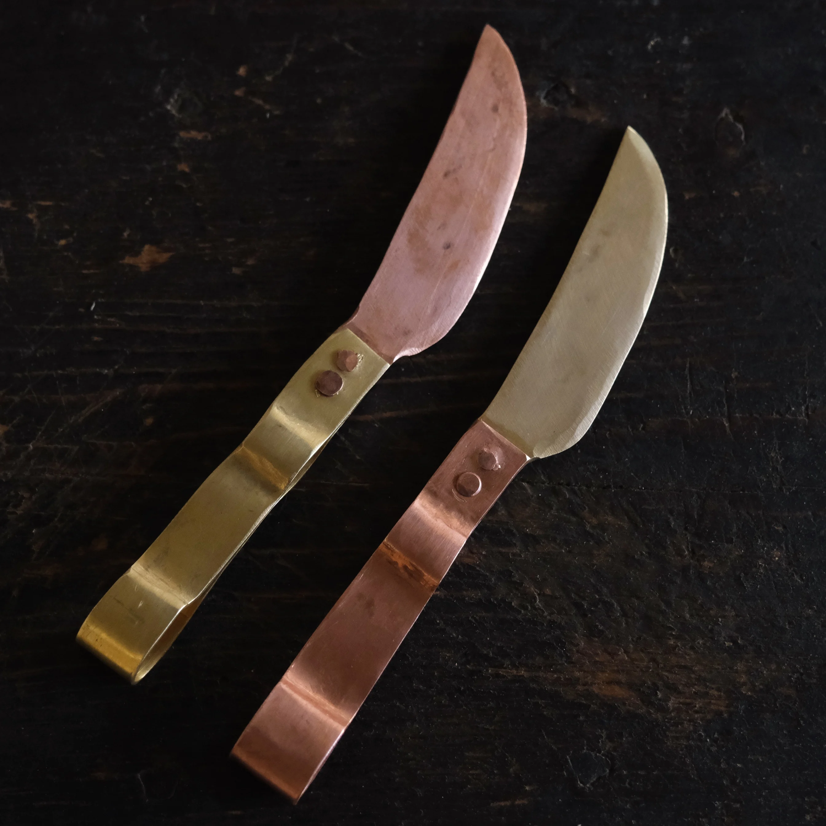 

The product can be customized. Pure manual brass butter knife, red copper hand made western food knife, Pu'er tea knife,