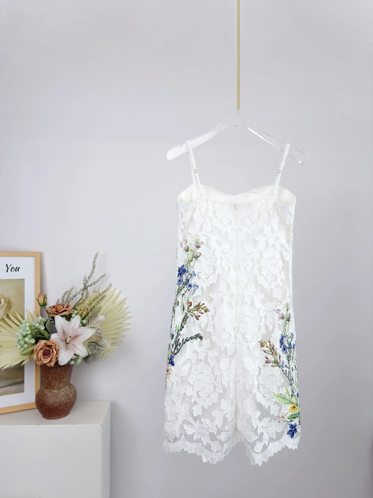 여성용 크리스탈 비즈 장식 코튼 블렌드 화이트 미니 슬링 드레스 꽃 자수 스트랩리스 하이웨이스트 우아한 슬림 드레스