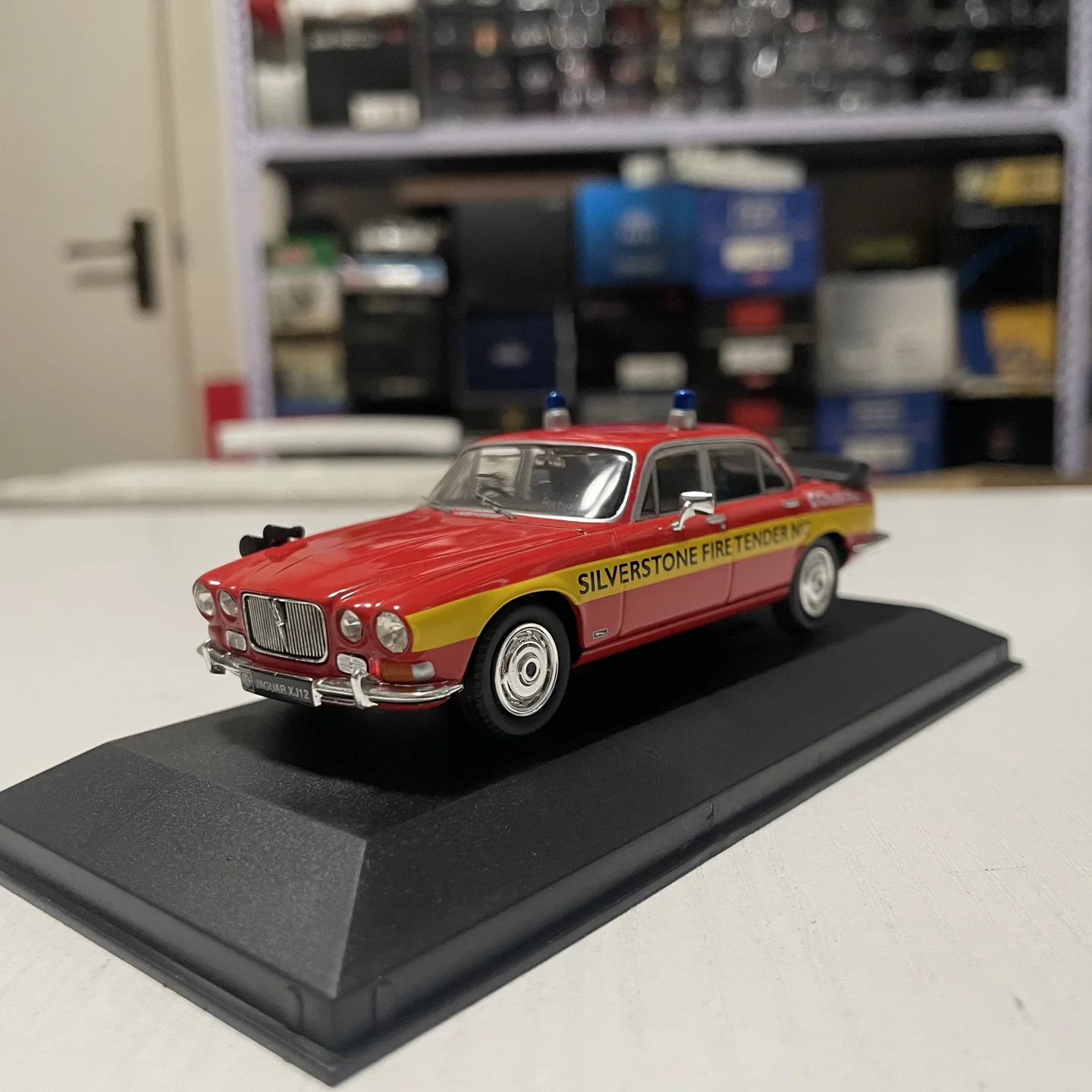 

Corgi 1:43 Scale Diecast Alloy Jaguar XJ12 Toys Fire Police Cars Model Classics Nostalgia Adult Gifts Souvenir Static Display