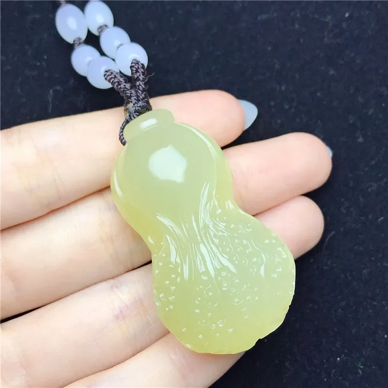 The new Hetian green and white cabbage pendant is simple, fashionable and fresh