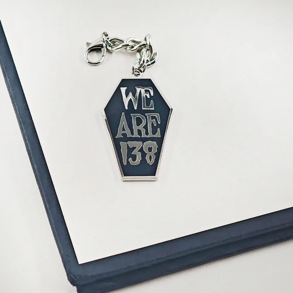 Wir sind 138 Sargförmige Doppelseitige Emaille-Schlüsselanhänger, Misfits Totenkopf-Anhänger, Punk-Rock-Horror-Fans Taschenanhänger, Schmuckgeschenk – Detail 6