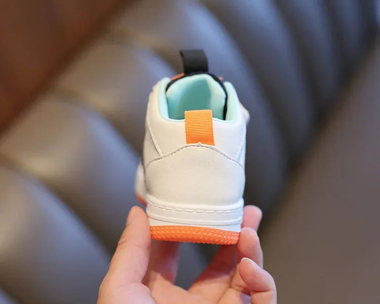 Kindersneaker, modisches Design, weiße, rutschfeste Freizeitschuhe für Jungen und Mädchen, atmungsaktive Sneaker mit Schnürsenkeln, Outdoor-Schuhe für Kleinkinder. – Detail 4