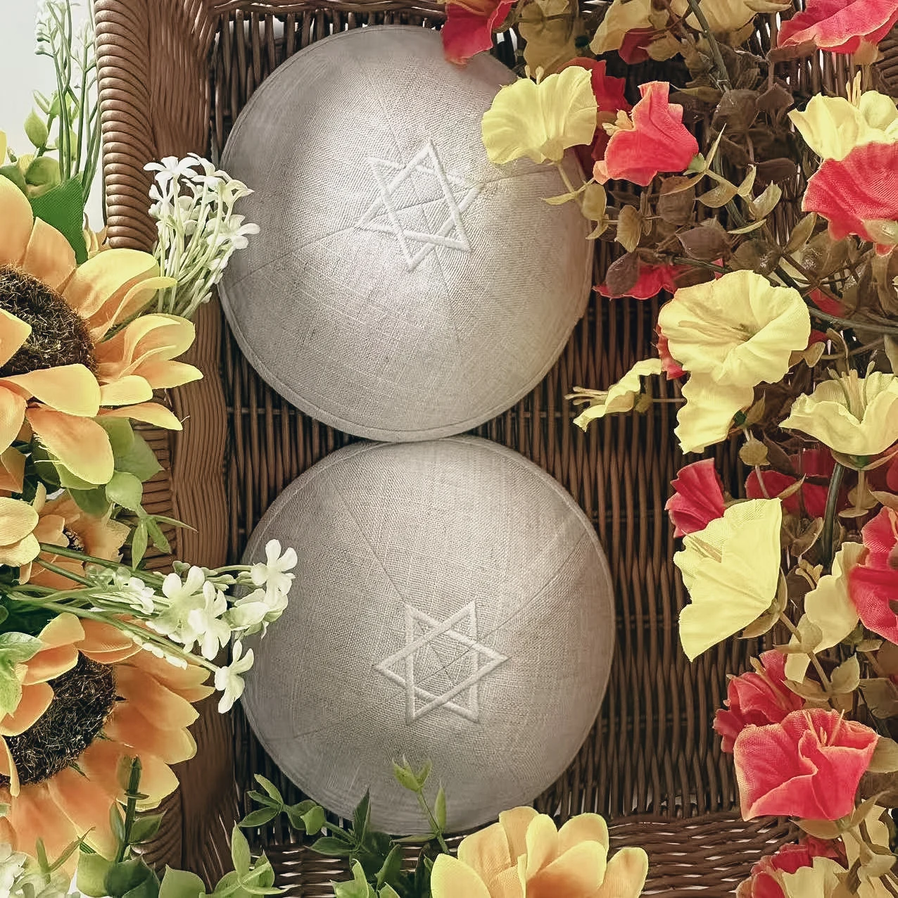 Top embroidered kippah, customizable yarmulke, personalized kippah designed for weddings and barbat mitzvahs.