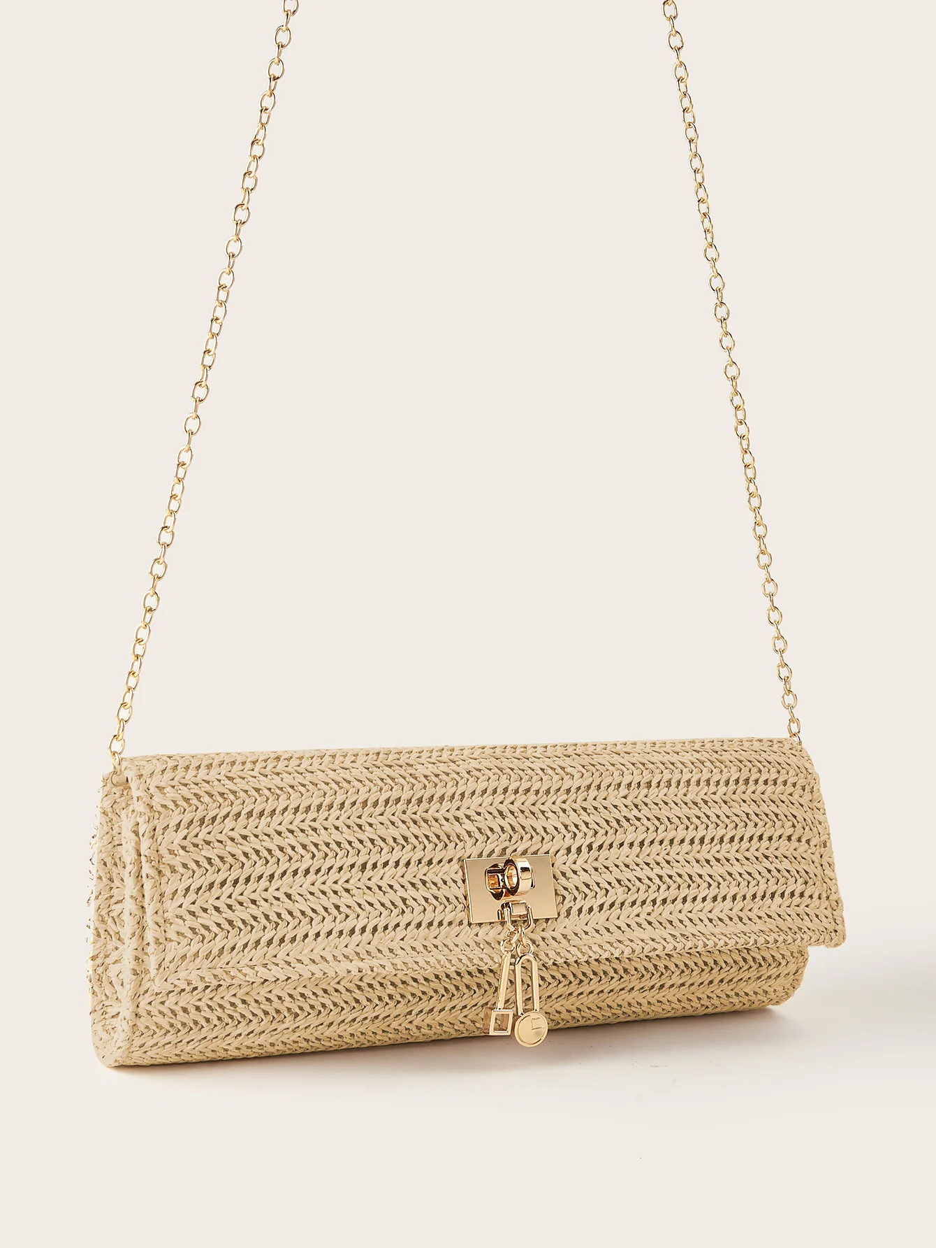 حقائب وقوابض أنيقة وأنيقة من القش، وحقائب كروس خفيفة الوزن وفاخرة، تجعل الهدية المثالية لأحبائك