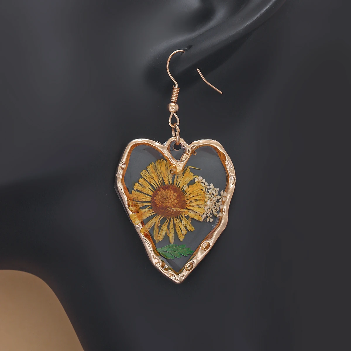 2pcs Yellow Daisy Immortal Dried Flower Heart-shaped Pendant Women's Summer Daily All-match Earrings Jewelry Accessories