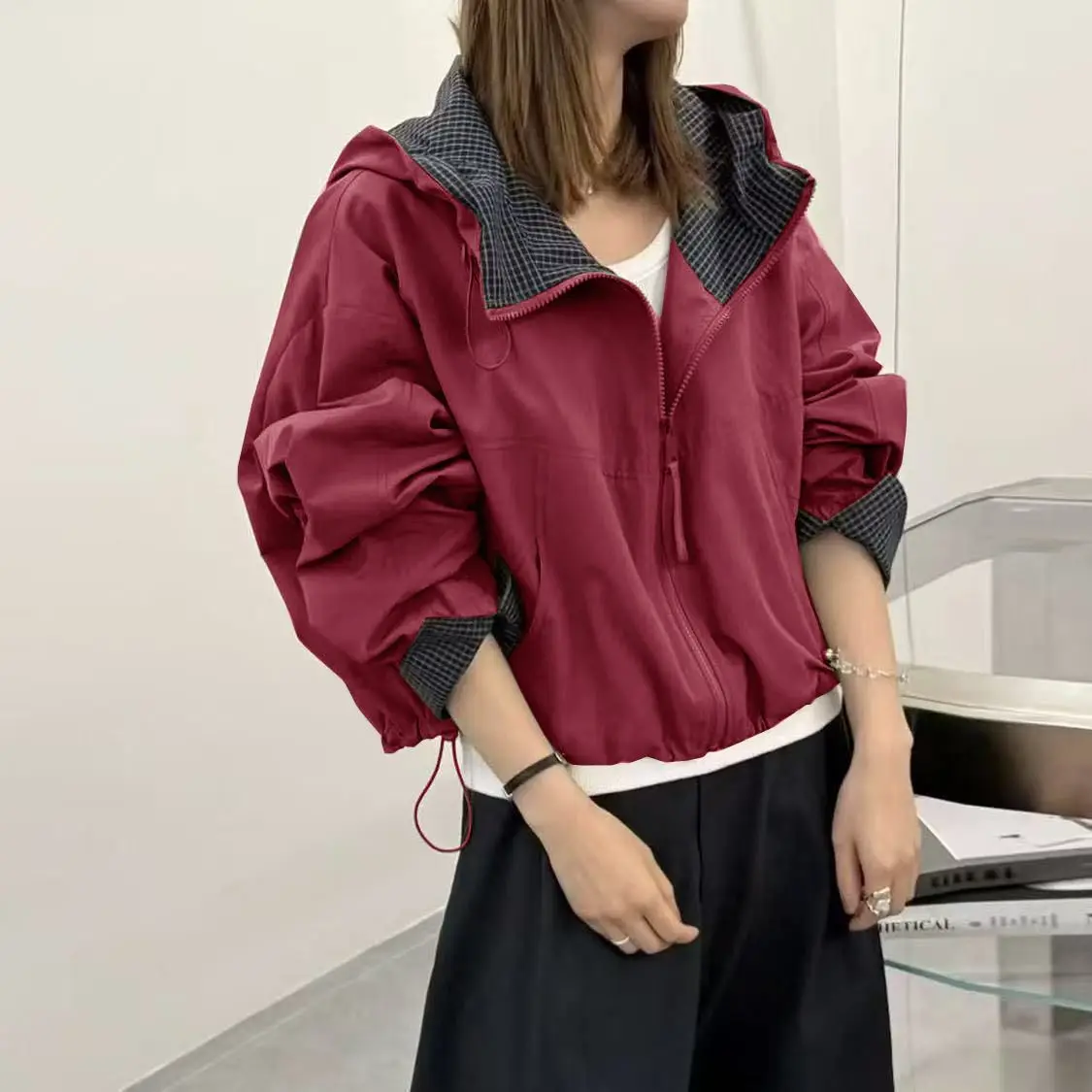 

Корейская версия, хлопковая утепленная куртка с капюшоном, женская свободная повседневная универсальная ветрозащитная куртка 2025 года, стеганая верхняя одежда, осень-зима