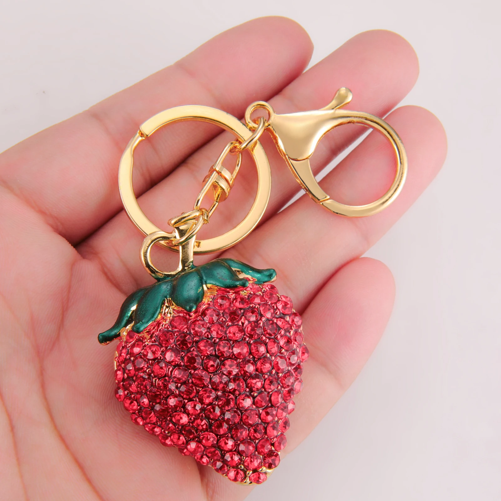 Nette Kristall Erdbeere Anhänger Schlüsselbund Legierung Frauen und Mädchen Kawaii Obst Mode Schmuck Geschenk Großhandel