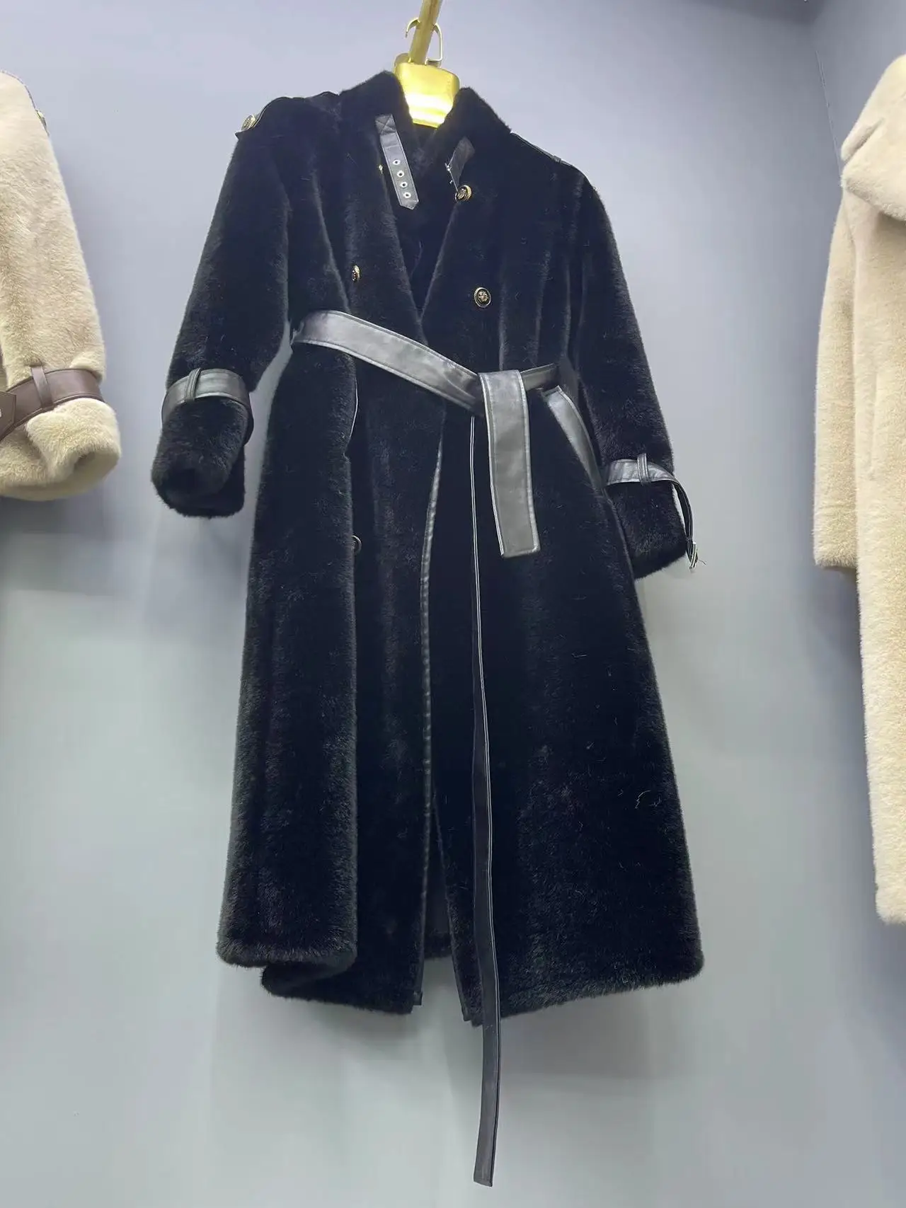Mantel Bulu Mink Imitasi Wanita Jaket Bulu Sabuk Panjang Sedang Saku Kerah Tegak Kancing Dua Baris Lengan Panjang Tebal Musim Gugur Musim Dingin 2025