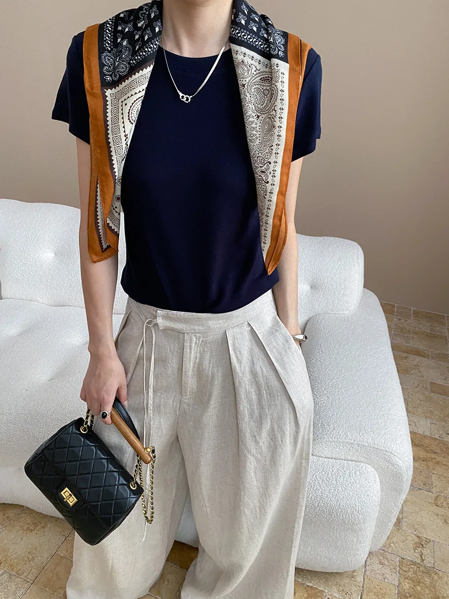 

Simple and versatile round neck shoulder slimming short sleeved T-shirt with silk scarf