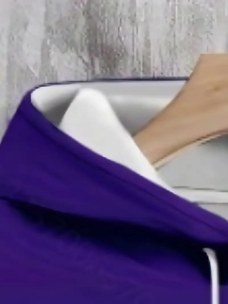 2025年春夏向けの新しいメンズフーディセットは、柔らかく肌に優しく、カジュアルでファッショナブルで、レタープリントが施されています。