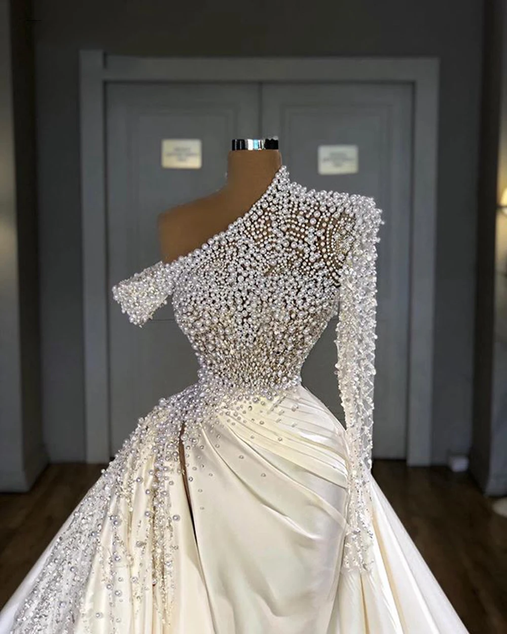 Luxo pérolas vestidos de casamento cetim para birde 2024 sereia contas trem destacável arábia saudita dubai vestidos de noiva personalizado