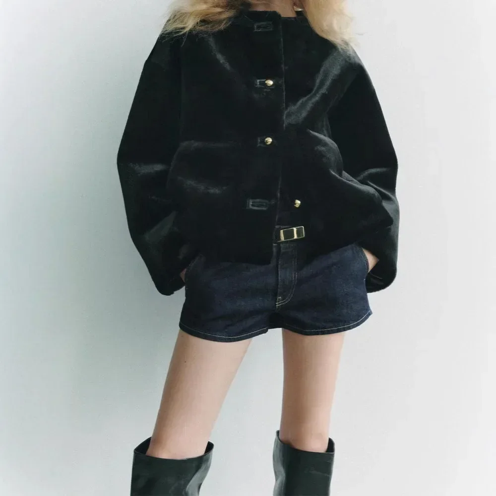 2024 شتاء جديد المرأة جولة الرقبة طويلة الأكمام الأسود فو الفراء تأثير سترة مزاجه تنوعا زر الديكور