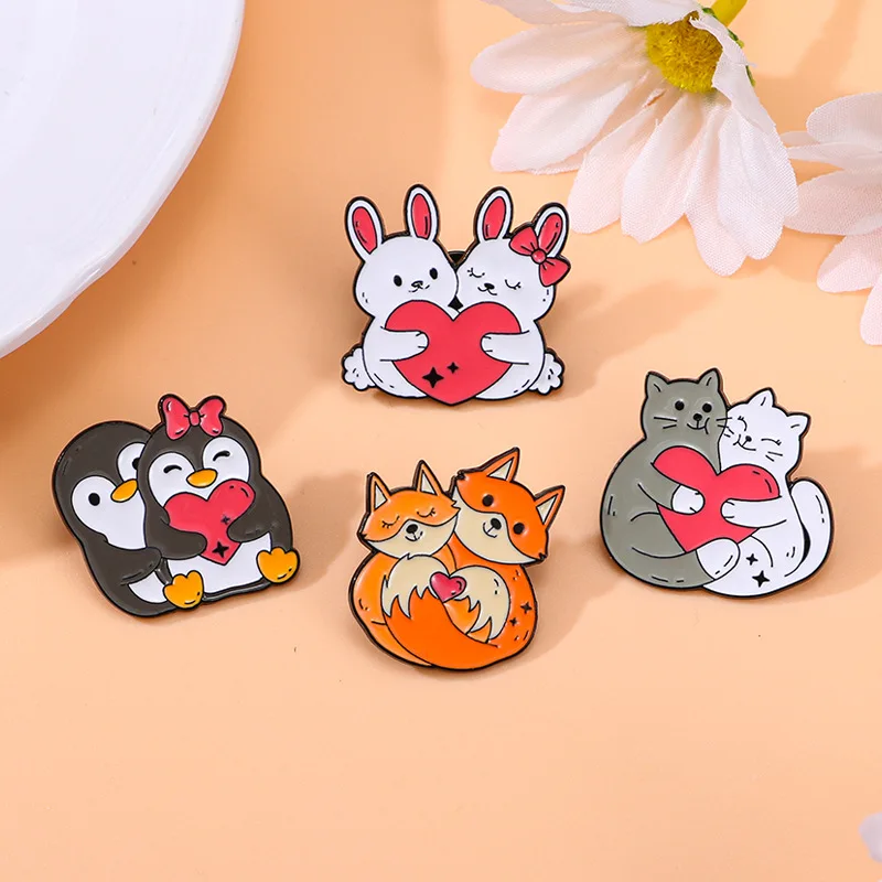 Commercio all'ingrosso Cartoon Animal Heart Lovers Spilla smaltata Creativo Pinguino Gatto Coniglio Volpe Spilla in metallo Distintivo Zaino Abbigliamento Cappello Regali