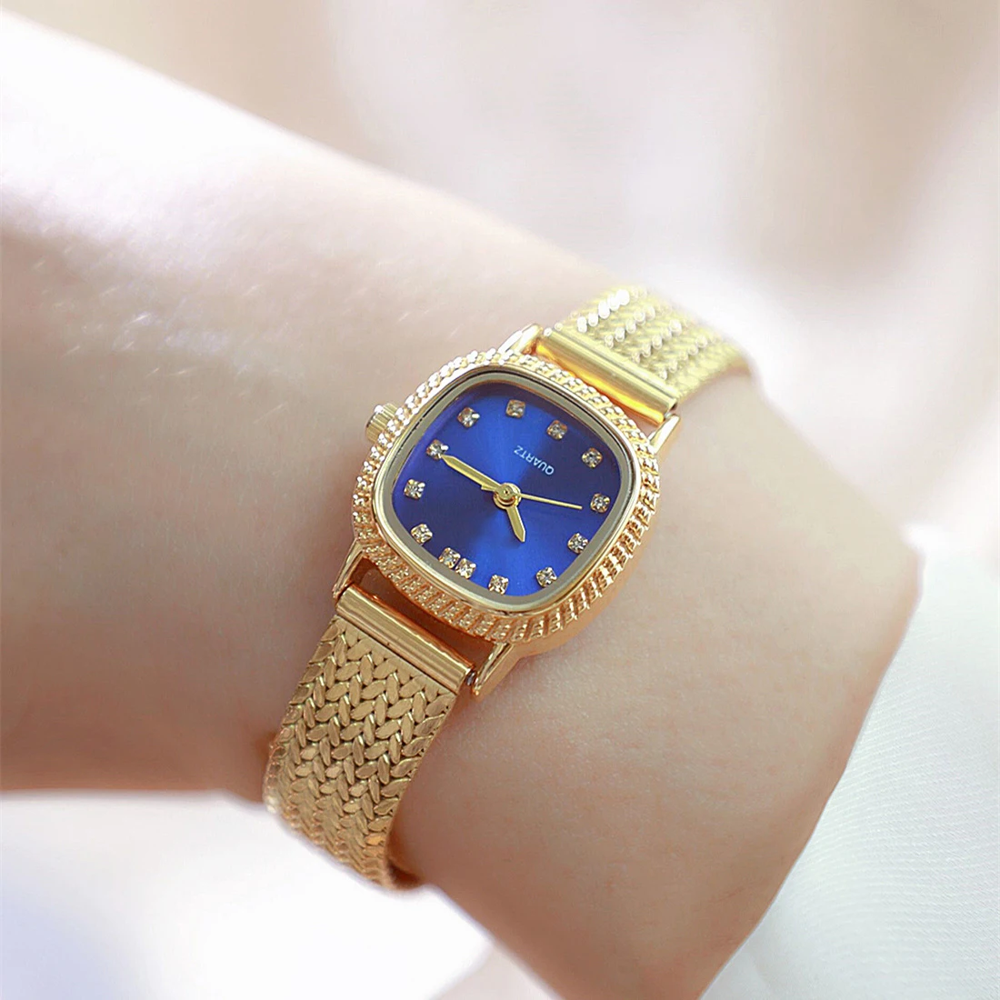 ساعة MAYZHISU النسائية الخفيفة الفاخرة الرجعية المرأة كوارتز ساعة اليد الفولاذ المقاوم للصدأ مقاوم للماء الأعمال الإناث ساعة السيدات