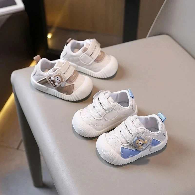 أحذية أطفال 2025 من عمر 0 إلى 12 شهرًا، أحذية رياضية كرتونية من الجلد للجنسين للمشايات الأولى ونعل ناعم ومضادة للانزلاق للرضع