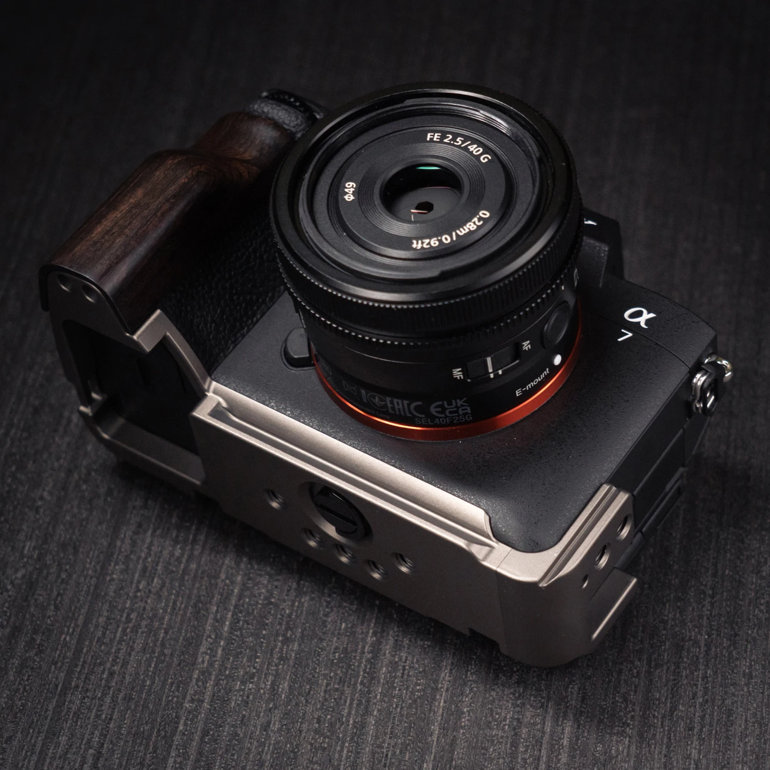 YUWOOD für Sony A7R5 / A7M4 Kamera-Cage mit Holzgriff und integrierter Schnellwechselplatte für Arca-Swiss Cage Rig Kit – Detail 23