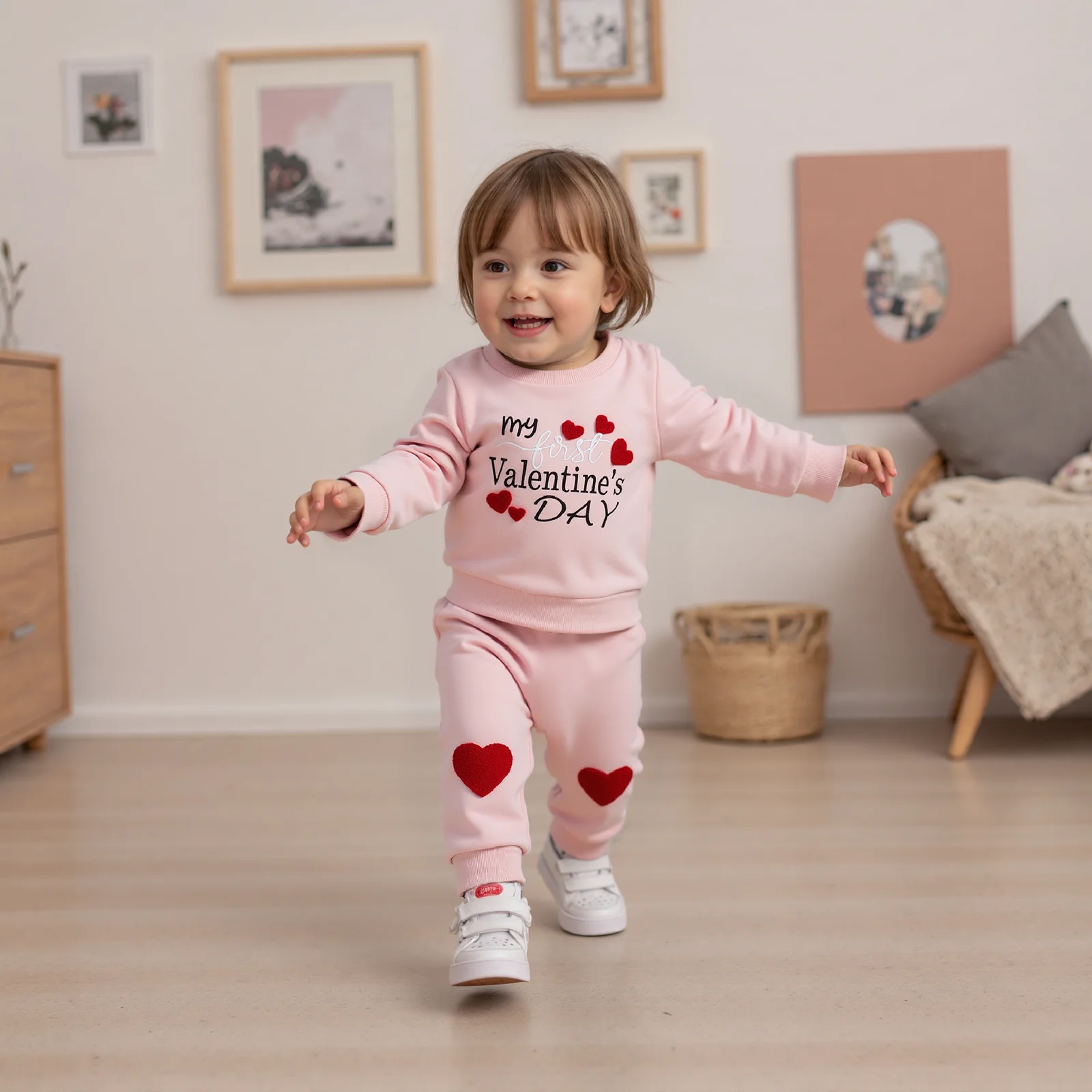 

Одежда для малышей, комплект из 2 предметов на день Святого Валентина для маленьких девочек, свитшот с длинными рукавами и брюками с вышивкой в виде сердца и надписью Love Heart