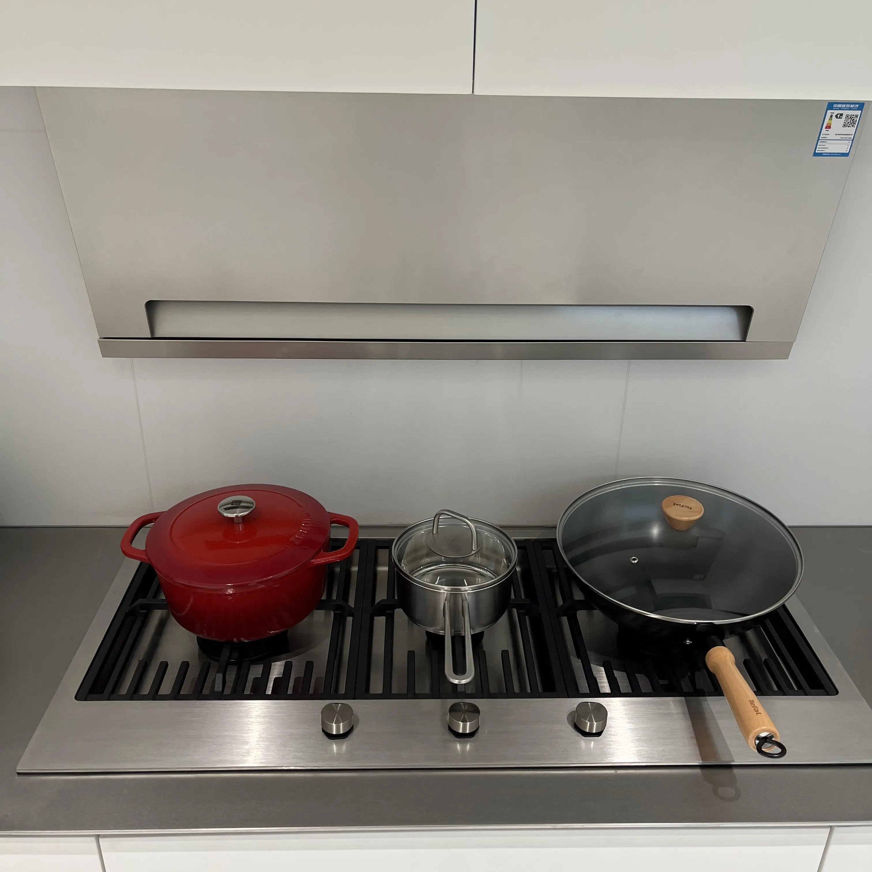 Sunken stainless steel stove with three eyes fully embedded in flat gas stove