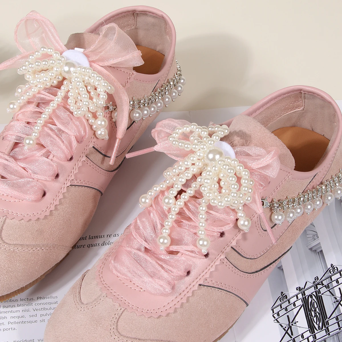 Schuhketten aus perlmuttfarbenem Metall | Zarter doppellagiger Schuhschmuck mit Schleifenverschluss | Elegantes Schuhzubehör für Damen – Detail 6