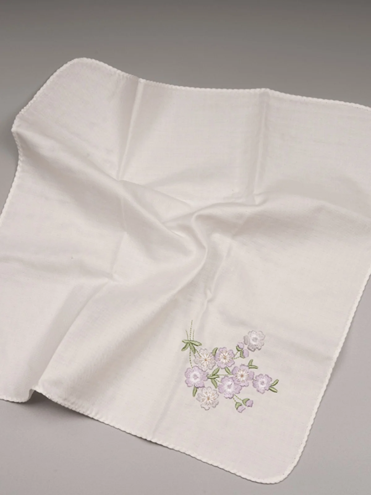 Lenço Bordado Mitsuo Yamamoto de Secagem Rápida, Absorvente de Suor, Tamanho de Bolso, Design de Flor de Campainha e Peônia, ...