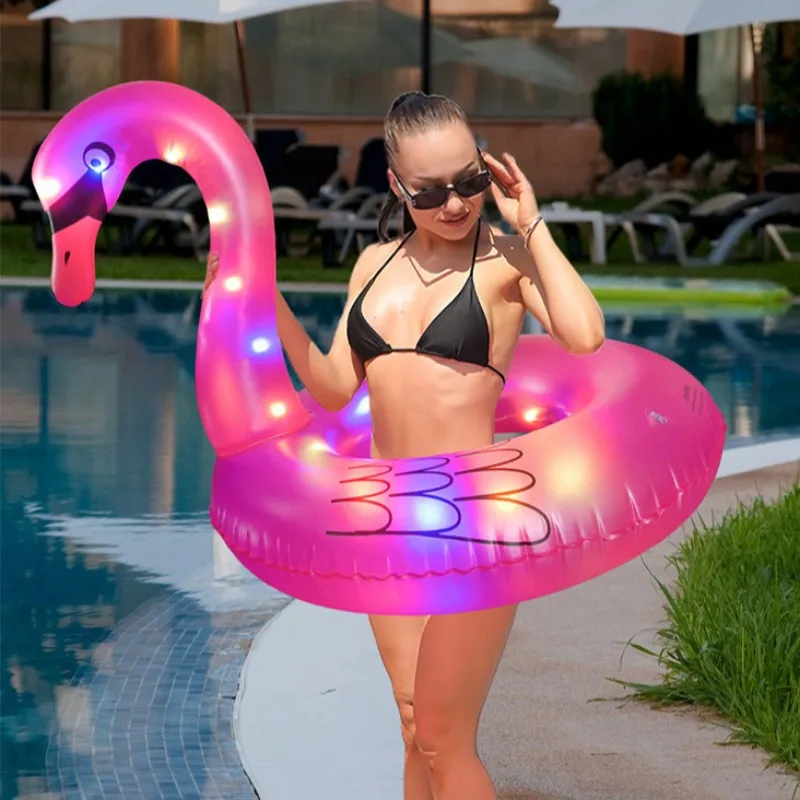 ห่วงยางฟลามิงโก้แบบหนาพิเศษ พร้อมไฟ LED สำหรับเล่นน้ำในสระหรือชายหาด ของเล่นเป่าลมสำหรับฤดูร้อน