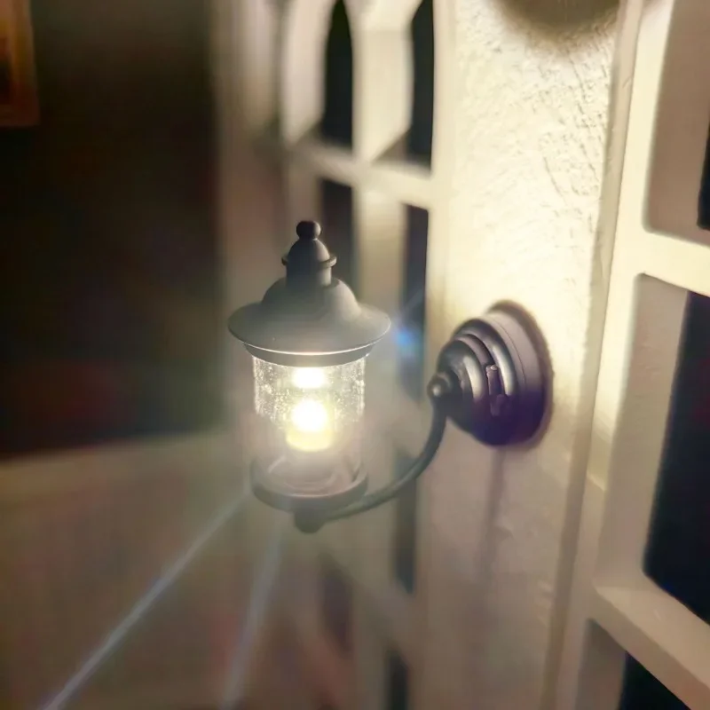 1 pz Mini lampada di illuminazione da parete casa delle bambole modello di luce in miniatura interruttore ON/OFF casa delle bambole leggero giocattolo per bambini accessori decorativi