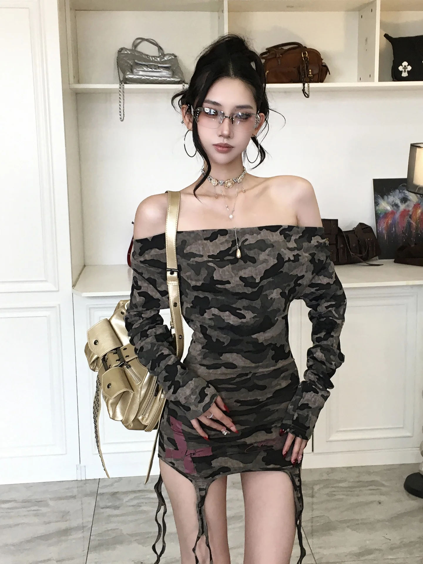 

Модная молодежная футболка-трансформер с камуфляжным принтом в американском стиле, на одно плечо, с асимметричным подолом, длинным рукавом, облегающая, для девушек.