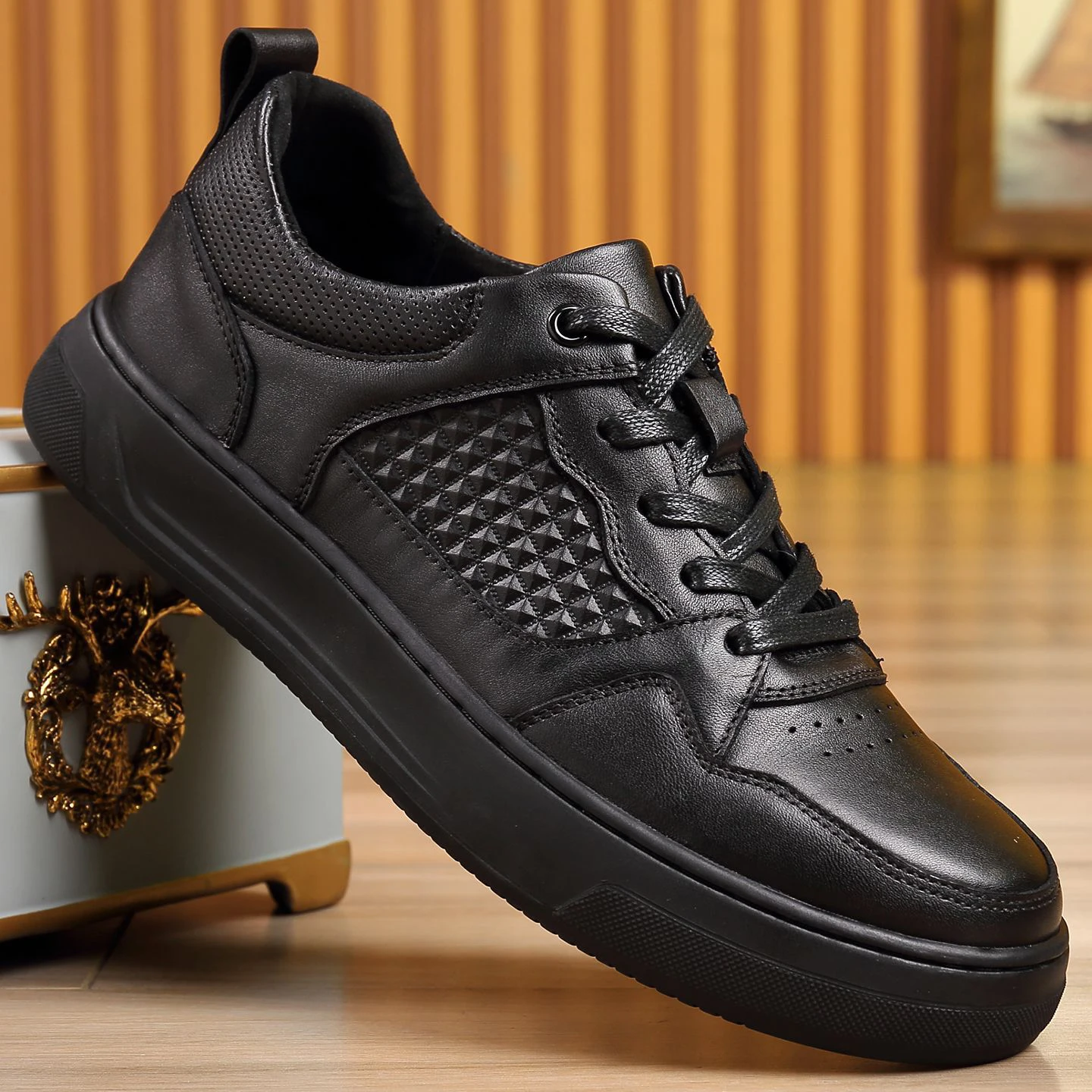 

Genuine Leather Board Shoes Men Fashion Original Cowhide Cricket Platform Skateboard Moccasin Flat Bottom White Black Students