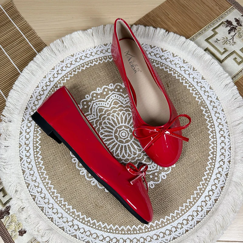 

Женские туфли на плоской подошве, весна-осень 2024, новые балетки с круглым носком, с бантом, неглубокая ретро-лакированная кожа, красный, большие размеры 43 44