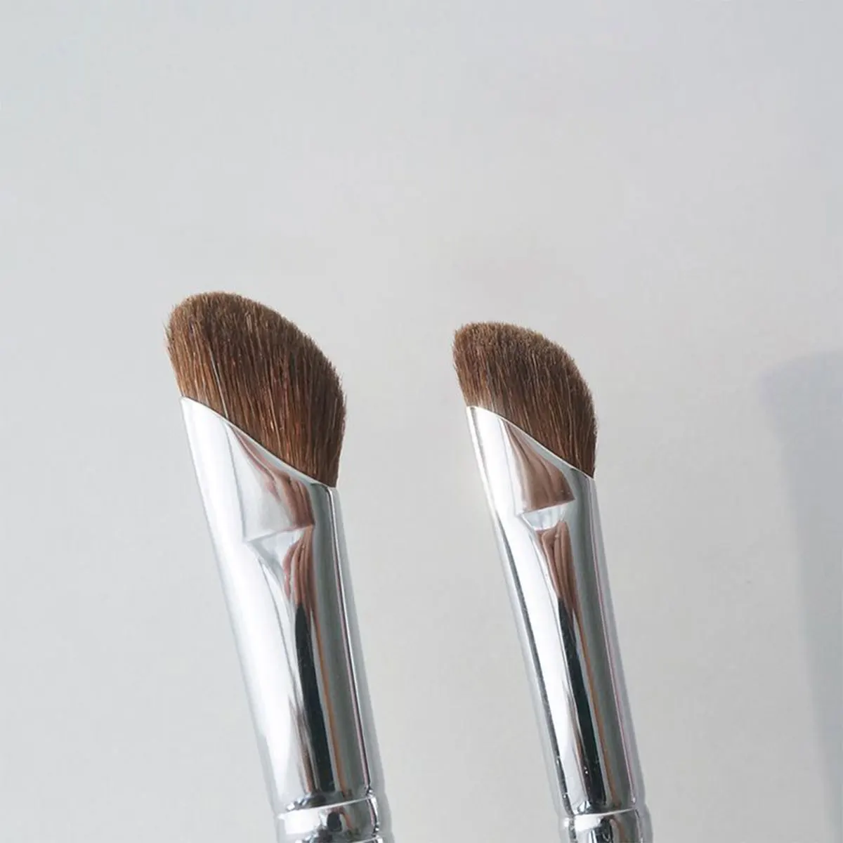 New semi-fan-shaped nose shadow brush with sickle-shaped oblique head and small fan-shaped shadow nose bridge modification