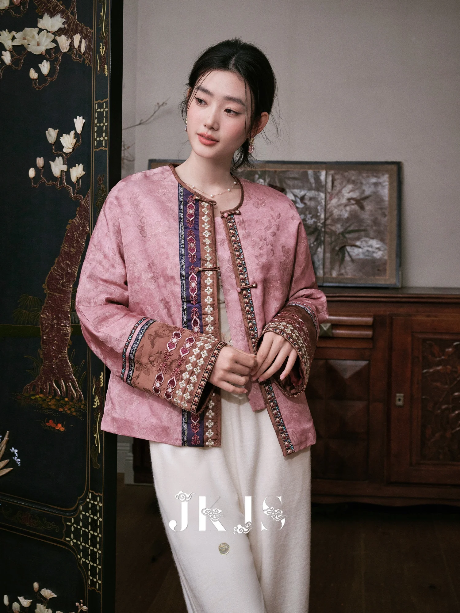 

Новая китайская хлопковая куртка JKJS с красной шелковой вышивкой золотой нитью, шерстяное хлопковое зимнее пальто в стиле ретро с круглым воротником и пуговицами.