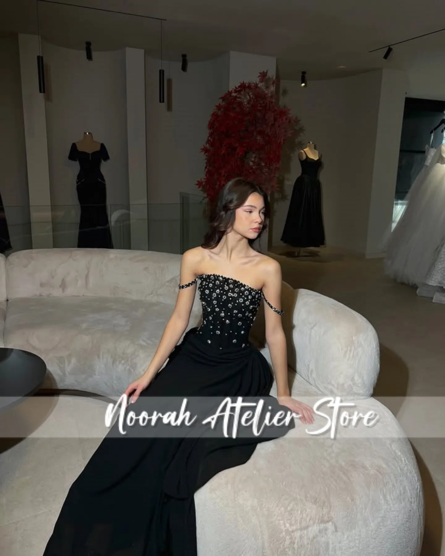 فساتين سهرة أنيقة سوداء مكشوفة الكتفين في دبي 2025 مع ثوب زفاف على شكل زهرة بيضاء فستان حفلة موسيقية Fساتين Shrase Vestidos مخصص