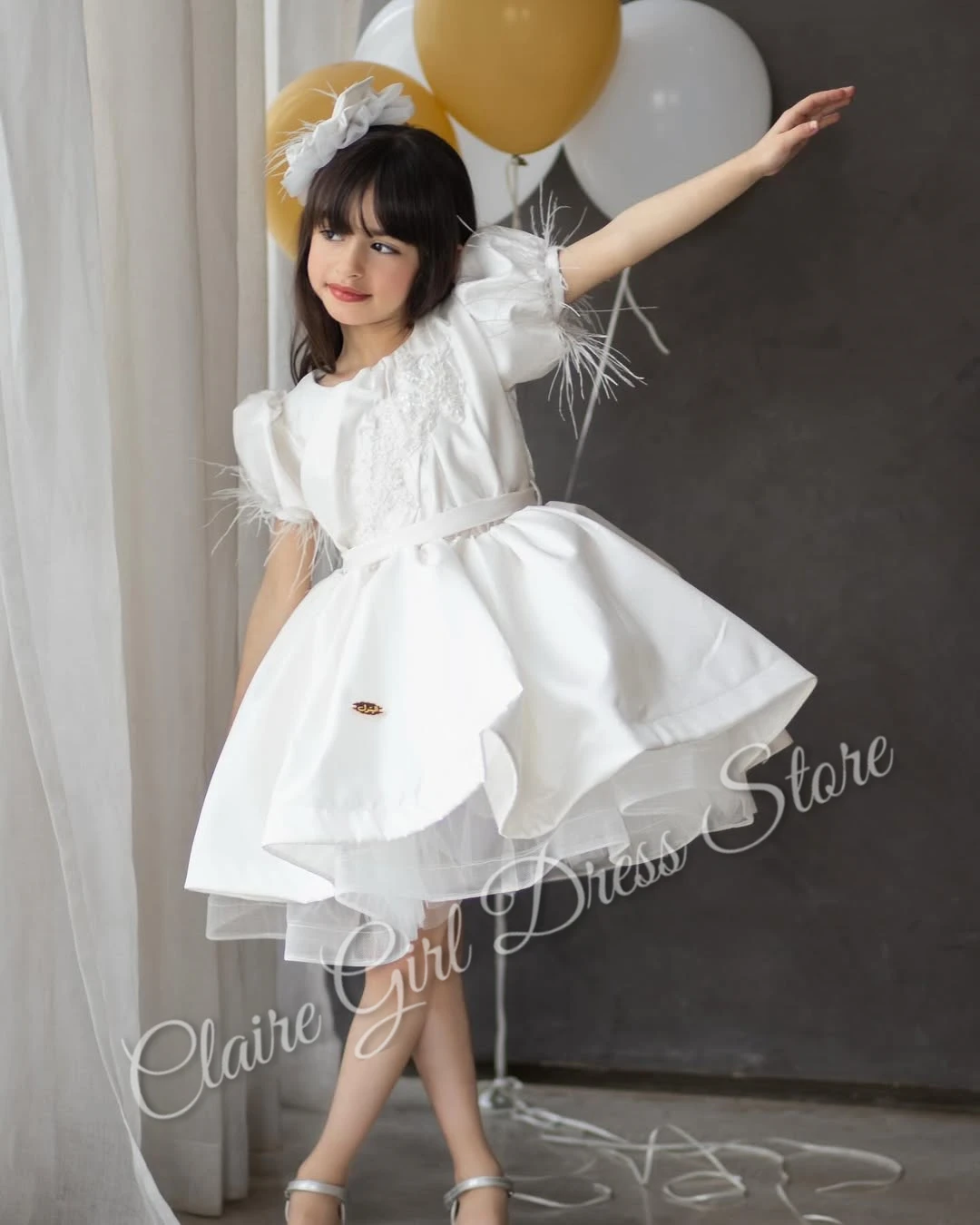 

Customized White Flower Girl Dress For Wedding Satin Feather Mini Puffy Knee Length Kids Birthday First Communion Baby Gown