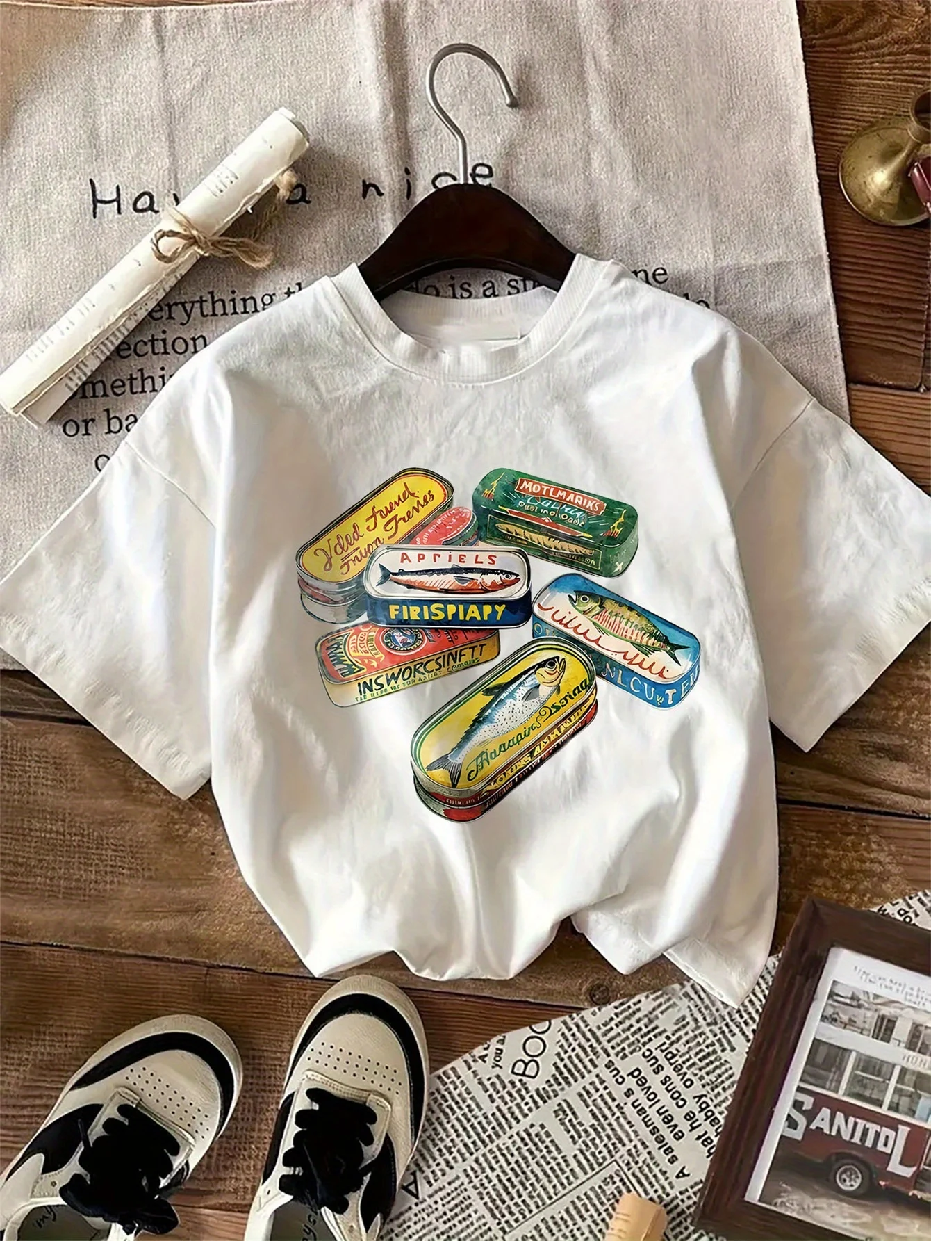 Cartoon fish can print short-sleeved T-shirt casual and simple style suitable for children's daily wear and outing in summer